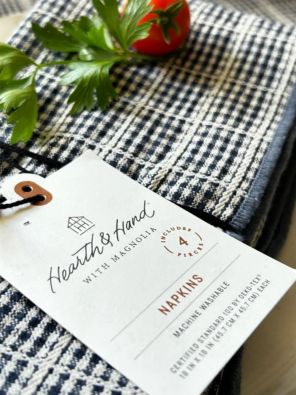 🌴Stylish Hearth &  Hand Plaid Navy Blue and White Set of 4 Cloth Napkins